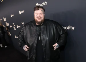 Country singer Jelly Roll, 39, has shed 100 POUNDS and flaunts his “THINNED DOWN” figure Photos