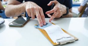 Server labeled ‘entitled’ after blasting people who don’t tip enough