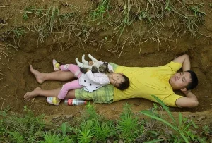 The story of a father digging a grave for his 2-year-old daughter brings tears to the online community.