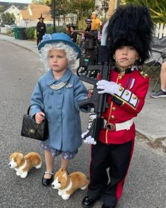 MY KIDS DRESSED UP FOR A LOCAL PARADE DURING OUR ENGLAND TRIP, BUT ONE WOMAN’S REACTION STOPPED ME COLD
