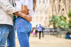 When a man touches your waist from behind, here’s what it means