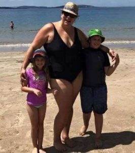Mom poses with her kids — one detail sparks a powerful body positivity realization