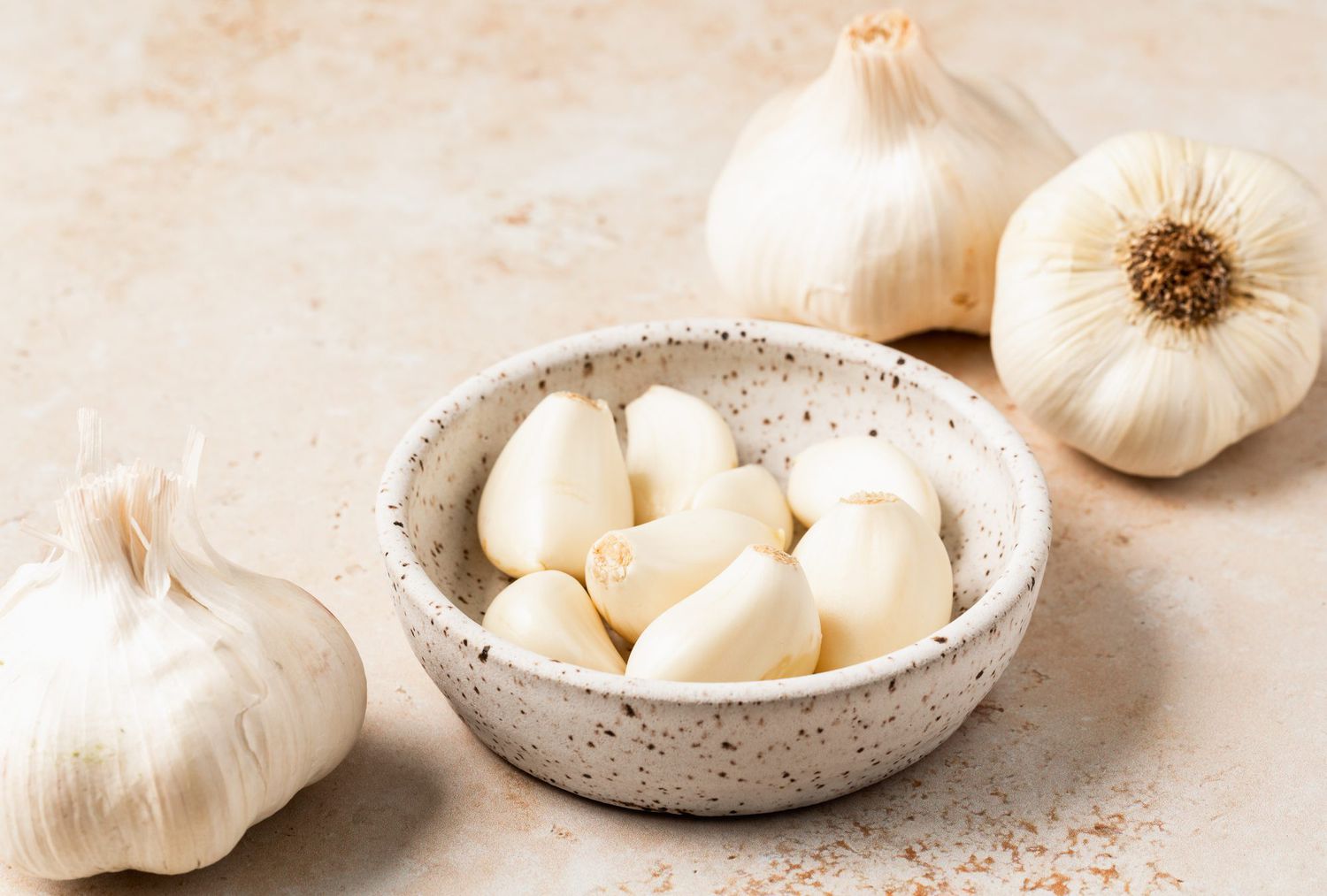 What Happens to Your Body When You Eat Garlic on an Empty Stomach
