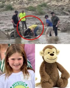 A mother was heartbroken after losing her daughter in the Texas floods but the only thing she wanted to find was her daughter’s teddy bear, the rescue team finally found it and was heartbroken to see that inside the teddy bear was…