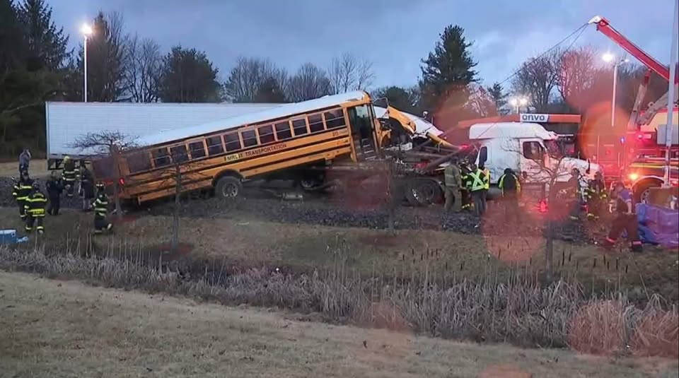 Trag!c acc!dent leaves at least 15 passed away after a truck collides with a bus