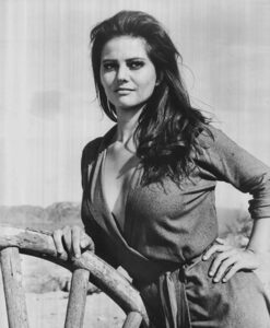 No silicon, no plastic surgery… nothing, just a masterpiece of God. She was a stunning beauty back in her hey-day 😮😮 Hold your breath and take a look at how this iconic actress looks today, at age 86……See her in the comments 👇🏻😍