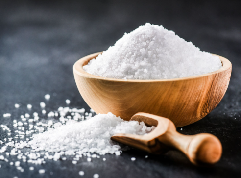 The Surprising Reason Drivers Are Keeping Salt in a Glass Inside Their Cars