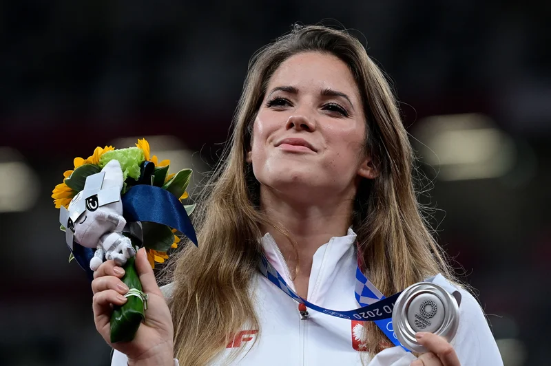 An Olympian Sold Her Silver Medal To Fund A Boy’s Surgery. The Buyer Let Her Keep It