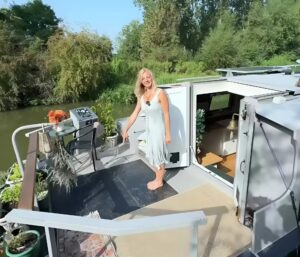 Jen has been living on a boat for over two and a half years, but this is no ordinary boat. 🏠💸 She built it entirely by herself. This boat is equipped with every modern convenience. ✨✨ It’s a true dream for many, as it offers the opportunity to live in different locations. 😍 Check out the photos and video of the boat in the article above.👇👇👇