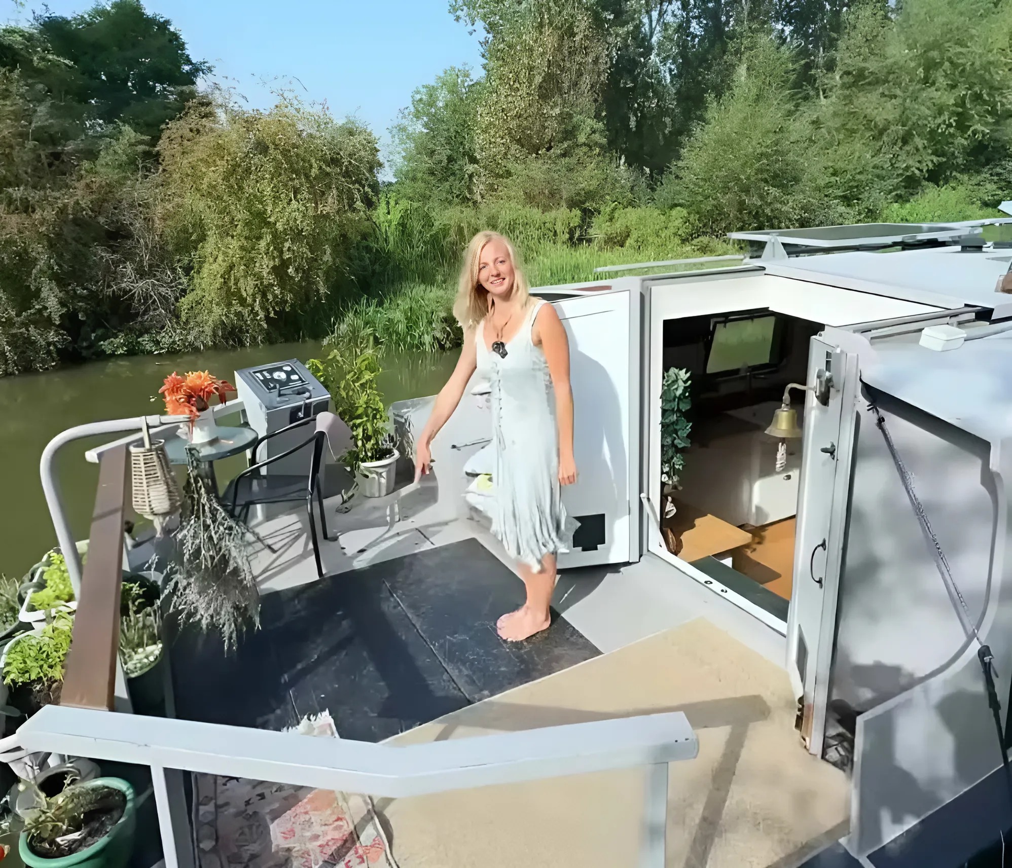 Jen has been living on a boat for over two and a half years, but this is no ordinary boat. 🏠💸 She built it entirely by herself. This boat is equipped with every modern convenience. ✨✨ It’s a true dream for many, as it offers the opportunity to live in different locations. 😍 Check out the photos and video of the boat in the article above.👇👇👇
