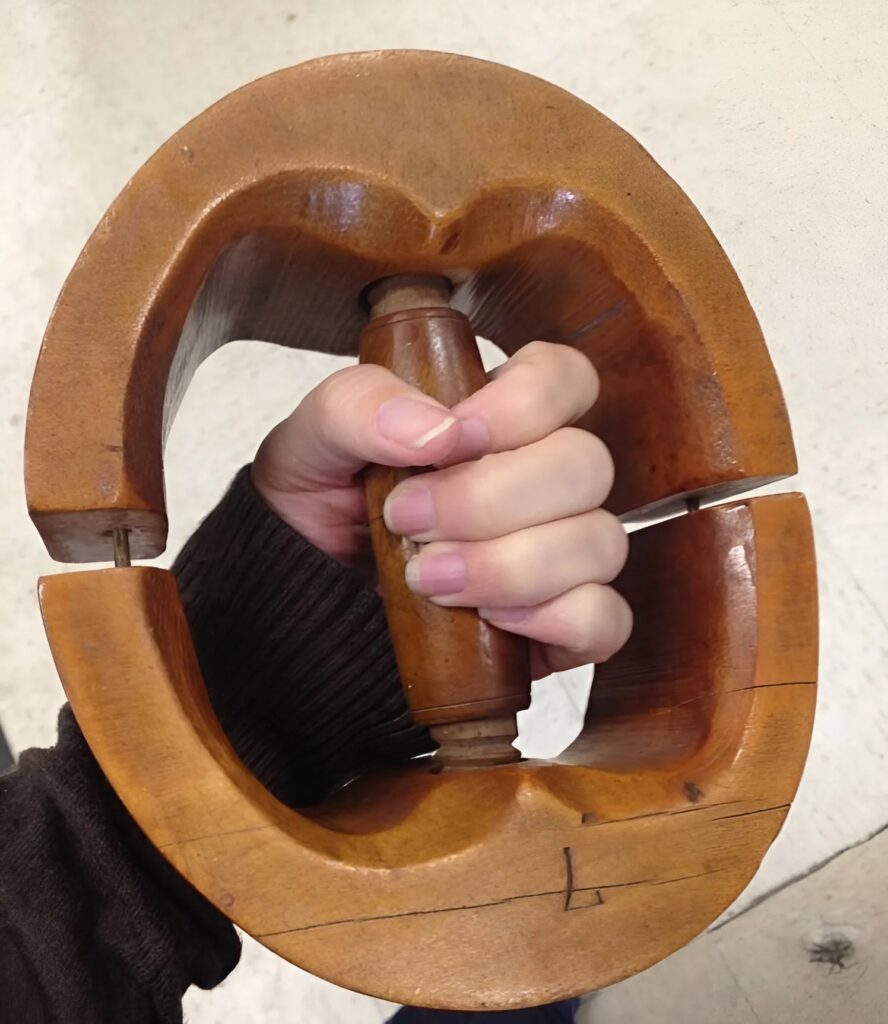 I had just moved into an old house and came across this strange wooden thing. At first, I thought it was some sort of ugly dumbbell, but it was light and completely impractical. 😱 When I learned what it actually was, I was stunned. I had no idea people could invent something like that… 😲 I reveal what it is in the first comment 👇👇