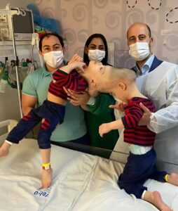 These brothers from Brazil were born with their heads fused together and had to share not only vital blood vessels but also parts of their brains. 😢 When the boys were four years old, doctors decided to separate them. 😲 The surgery lasted 23 hours and involved nearly 100 specialists. 😨 Luckily, the separation was successful, but now the brothers face developmental challenges and are relearning to speak and walk. 😱 Pictures showing how these extraordinary conjoined twins look after separation were shared in the first comment. 👇 👇
