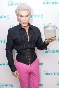 💵I Spent $1MILLION on Plastic Surgery to Look Like a Barbie Doll🤩 From countless nose jobs to ’cat-eye lift’ surgery, Alves has tried it all. Her efforts finally paid off, as she has recently vowed to stop going under the knife for good.🙆🙅‍♂️ Jessica Alves has always felt insecure growing up, so she decided to turn to plastic surgery