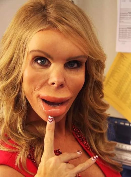 She was a huge part of the wittiest, funniest sitcoms ever made and spent years working her way up the acting ranks before achieving success on television. But it’s almost impossible to recognize her with all the makeup – check the comments to see her true identity: