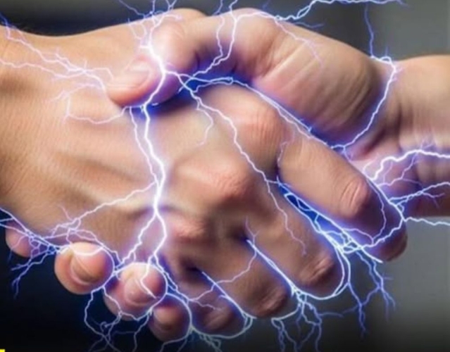 Why do we feel an electric sh0ck when we touch another person? Science explains.