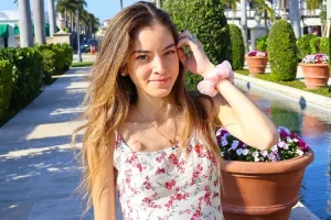 Influencer Kaelin Bradshaw Dies at 29 After Documenting Rare Stage 4 Cancer Journey on Social Media