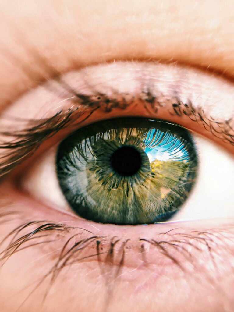 Eye floaters: what they are and what to do if you notice them, according to an eye doctor