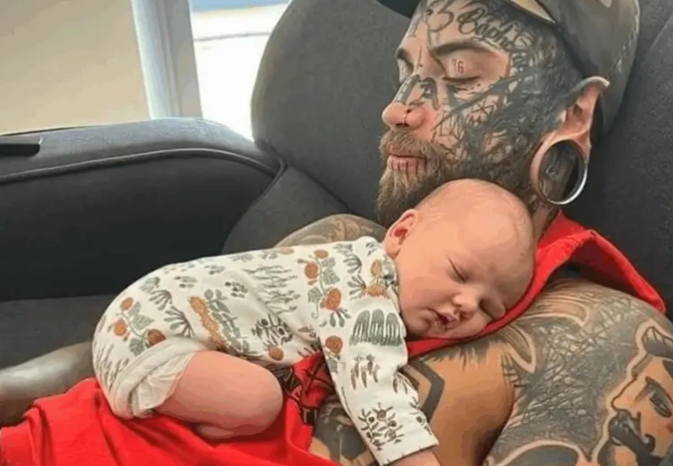 Dad with a body fully covered in tattoos decides to transform his appearance – Here’s why