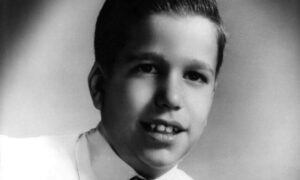 His parents called him an idiot, but he grew up to be loved by millions At 78, he’s a cool and funny actor and director! The name of the boy is in the comments below