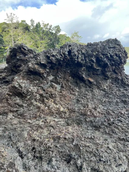 People are freaking out as mom posts scenic rock photo and ask people to ‘find her daughter’