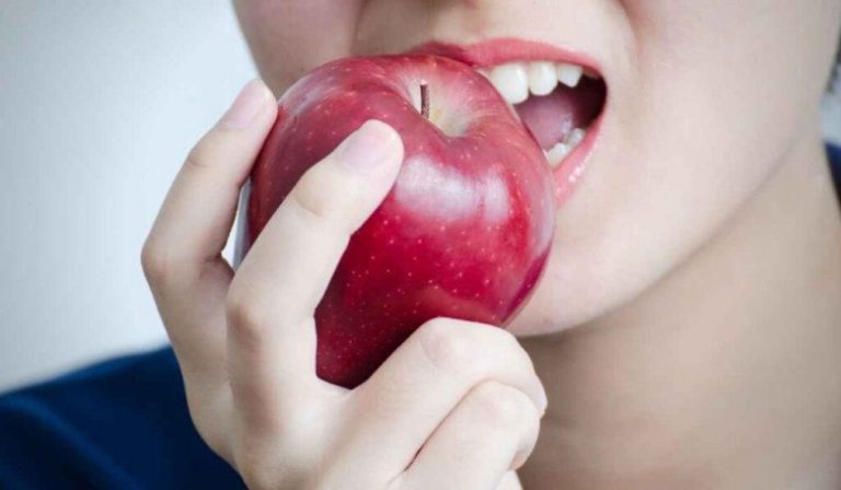 How Eating an Apple Every Morning Benefits You