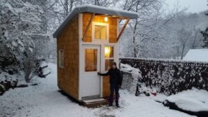 13-year-old builds his own mini-house in his backyard, look inside and be impressed