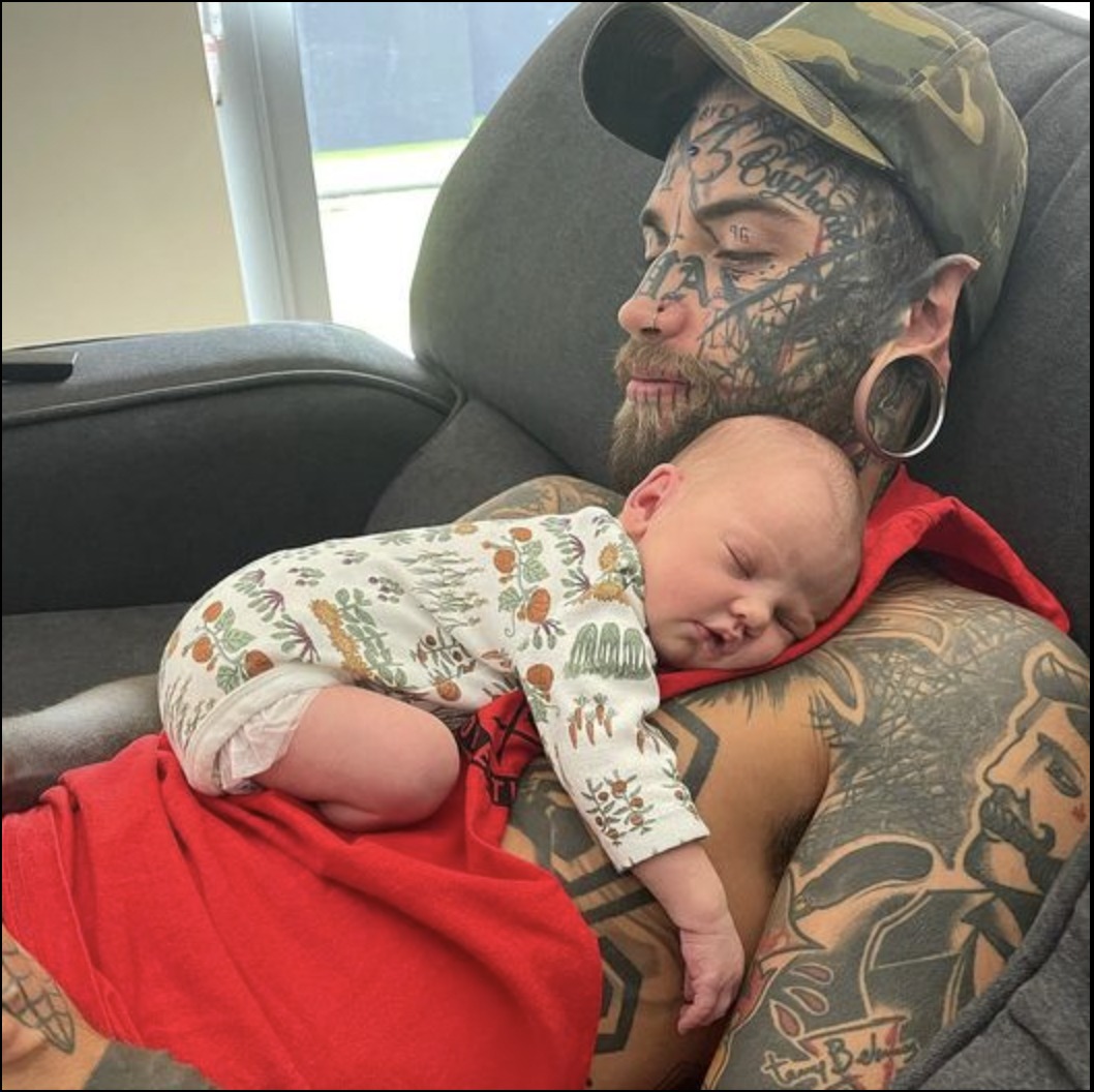 24-year-old dad, whose body is completely covered with more than 200 tattoos, removed them for the sake of his baby daughter …