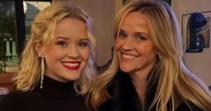 Fans notice the same thing in Reese Witherspoon’s holiday photo with her daughter Ava Phillippe.