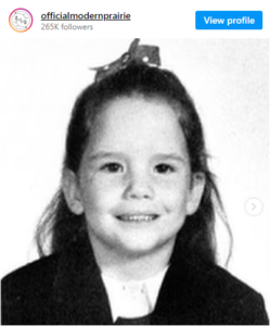 Nowadays, at 59, she’s living her best life with husband and their big family of 14!  The girl’s name is in the comments below.