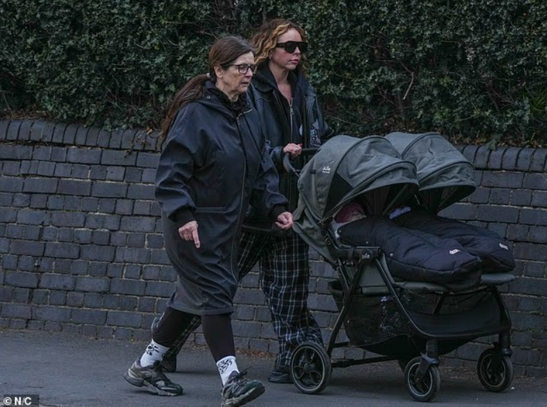 🔥 A Mother’s Quiet Strength: Jesy Nelson Steps Out With Her Twin Babies for the First Time Since SMA Diagnosis