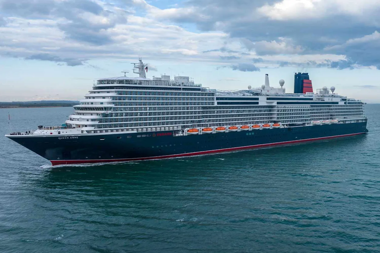 Cruise Passengers Were Told to Turn Off Their Lights and Shut Curtains — The Real Reason Left Everyone Speechless