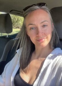 Woman asks the internet to guess what her age is, the comments shock her