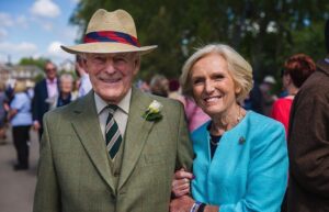 Dame Mary Berry, 90, opens up emotionally about caring for her 93-year-old husband who has stayed by her side for 60 years. She calls herself “lucky”, but behind the laughter is a 90-year-old woman quietly fighting time — refusing to leave the man she’s loved for nearly six decades