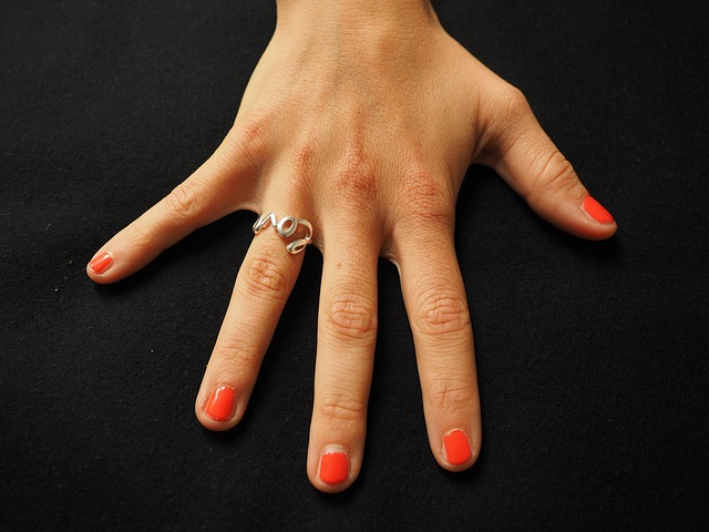 Doctor Uncovers A Telltale Sign In Your Fingernails That May Predict Your Life Expectancy