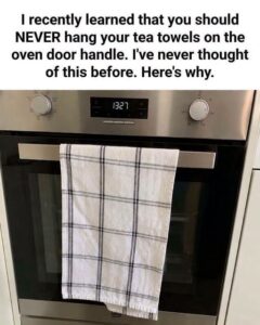 The Kitchen Habit Many People Overlook: Why Keeping a Towel on the Oven Door Matters