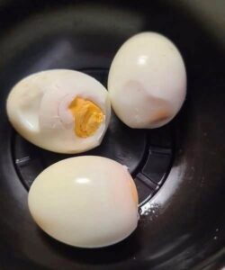 Who Should Be Careful About Eating Too Many Eggs? Here Are 8 Groups