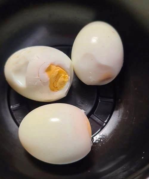 Who Should Be Careful About Eating Too Many Eggs? Here Are 8 Groups